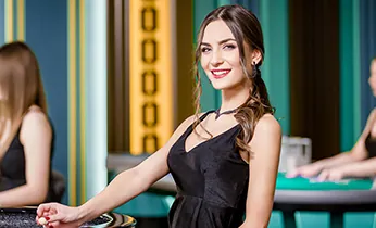 Vận động viên quần vợt đang thực hiện cú giao bóng mạnh mẽ